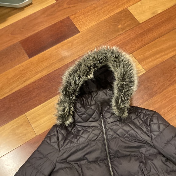 Woman’s Apt 9 hooded puffer jacket with detachable fur hood. - Picture 2 of 3